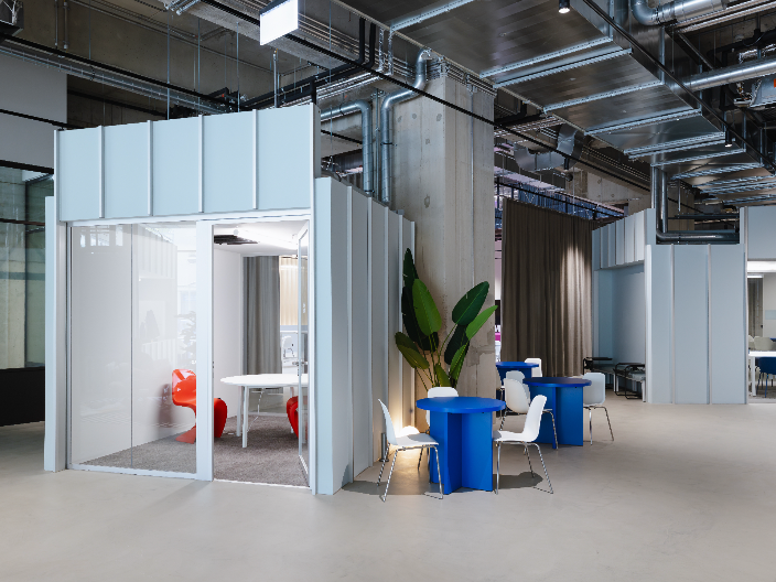 Breakout pods & lounge